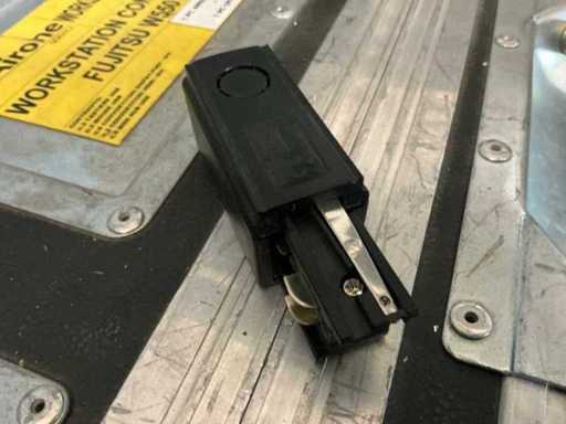 Stromversorgung für schwarze Dreiphasenschienen (271x)