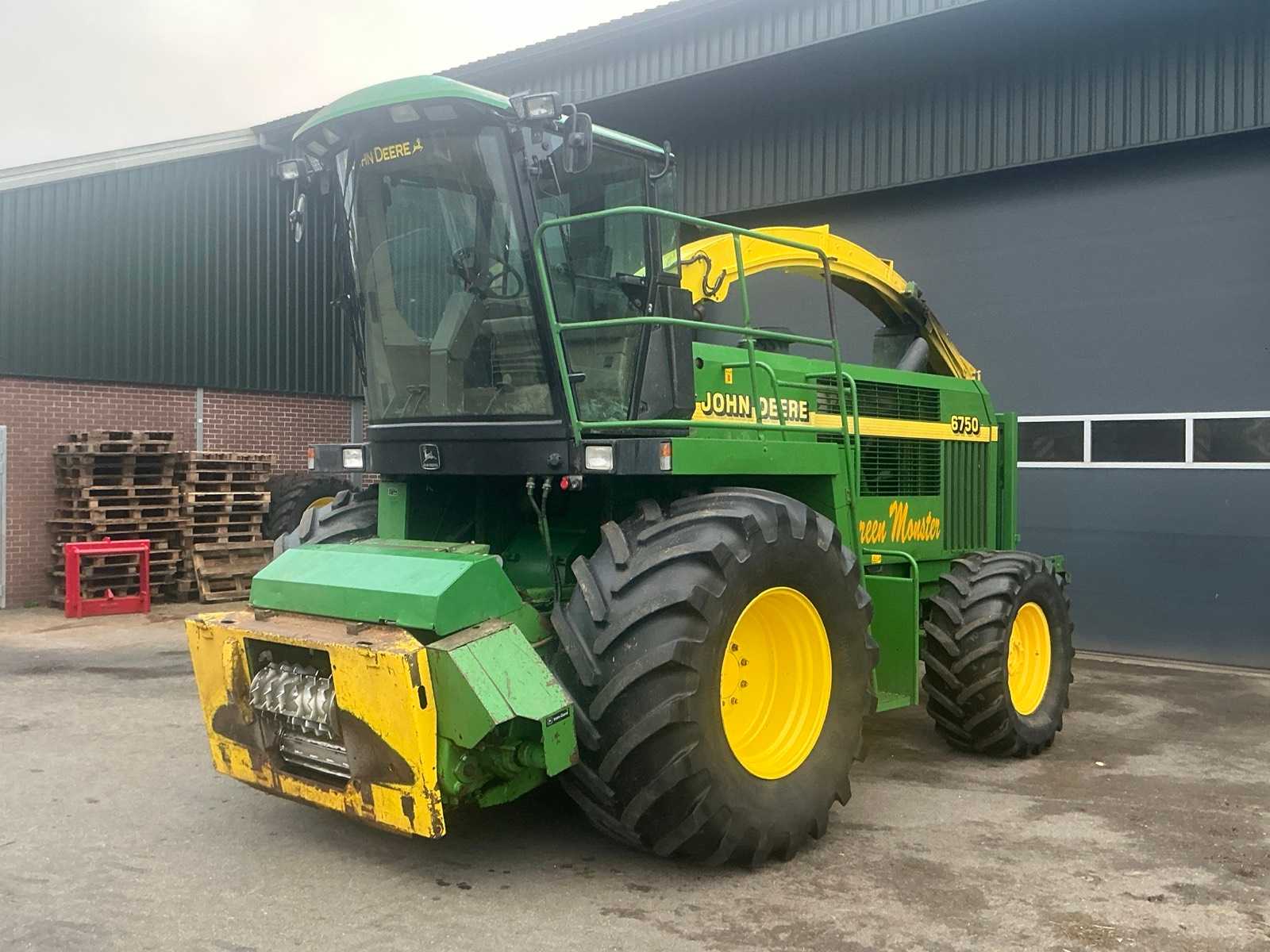1999 John Deere 6750 forage harvester