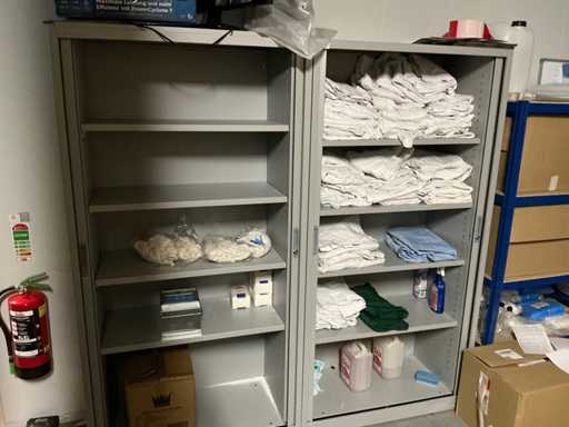 Manutan - Blind door cabinet (2x)