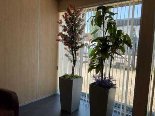Plantă artificială în ghiveci