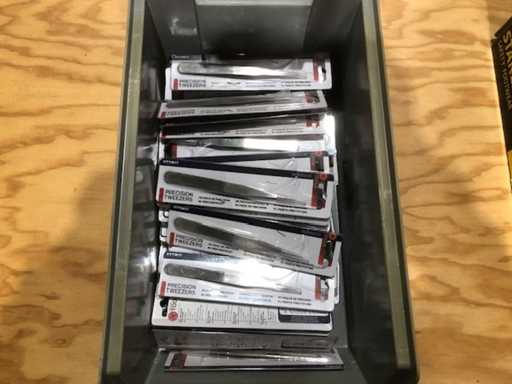 Lotto con varie merci di ogni tipo.