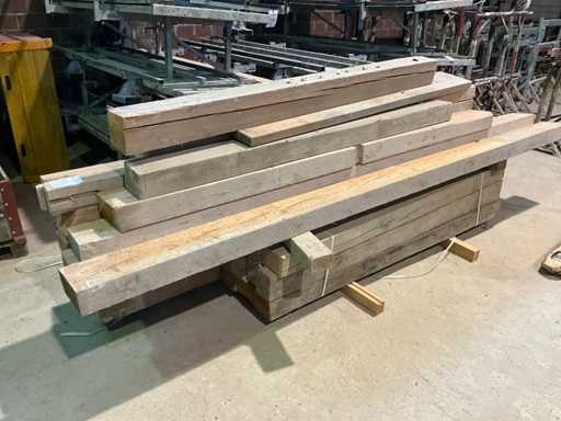 Du?o drewna konstrukcyjnego o ró?nych rozmiarach