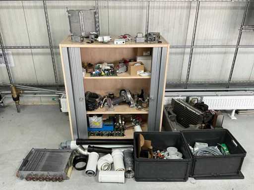 Vari componenti di caldaie e materiali di installazione