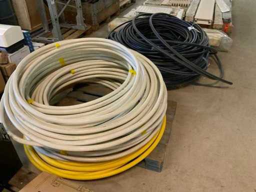 Pallet with hoses (2x)