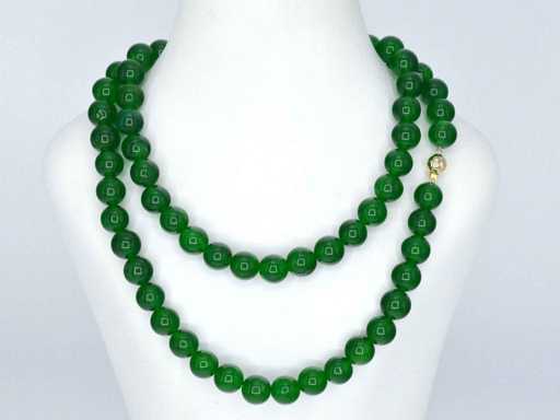 Halsketting met jade en gouden sluiting met diamant