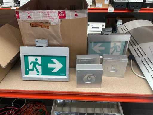 Un lot de corpuri de iluminat de urgență se inserează