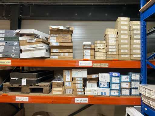 Lot de sièges de toilettes et de panneaux de commande