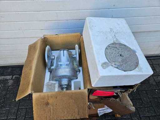 Opzetstukken, messen en onderdelen tbv groentecutter