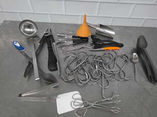 Lot de divers ustensiles de cuisine (en acier inoxydable)