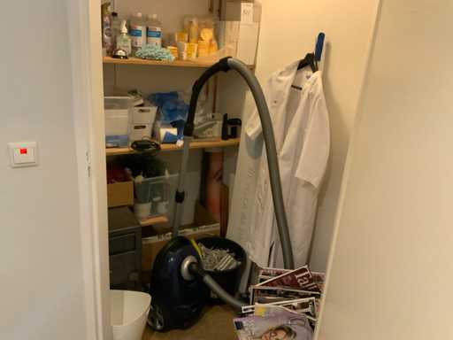 Verschiedenes Büromaterial und Reinigungsutensilien