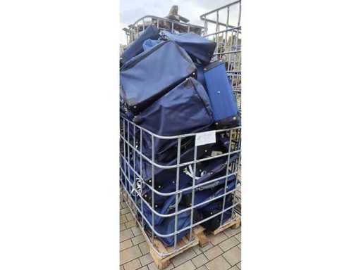 Veel blauwe tassen en bagage