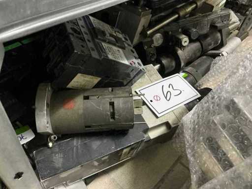 Vari dispositivi elettronici/pezzi di ricambio