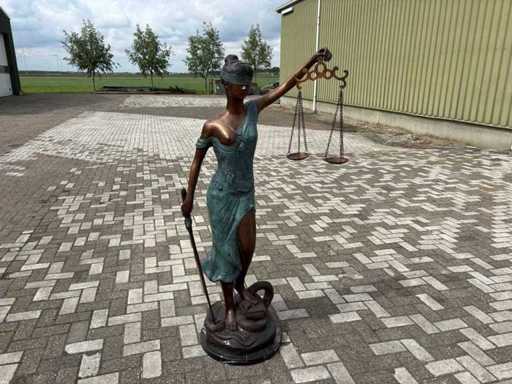 Justicia auf Marmorsockel 