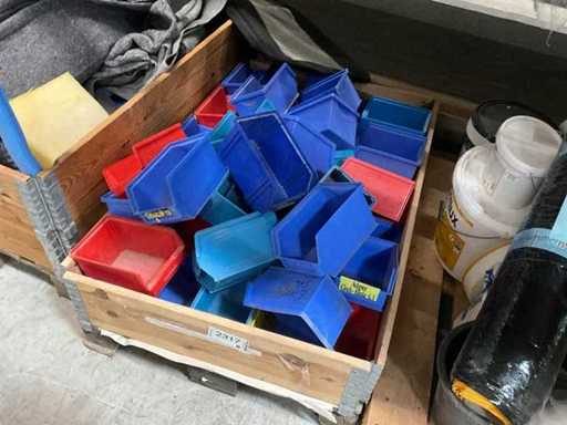 +/- 35 de bucăți de cutii de depozitare pentru aproximativ 25x15x10cm, culori diferite pe paletă europeană cu cadru din lemn