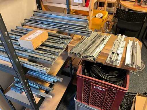 Blum Auszüge – Konvolut circa 40 Stück – diverse Längen diverse Ausführungen – meistens paarweise – teilweise gebraucht. Längen siehe Bild