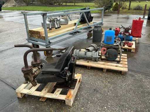 Grundstück mit Wagen mit Holzbalken, Ampel, Milchkesseln, Kompressor, Schraubstock, Vakuummilchpumpe und Wasserpumpe 380V