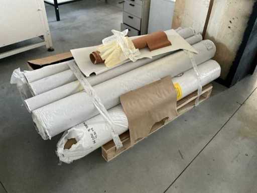 Beaucoup de rouleaux de cuir et de tissu