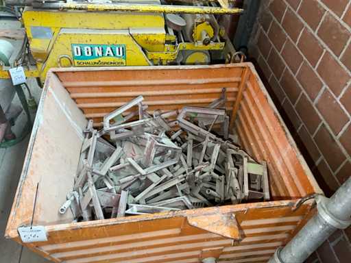 Partia obejm ?rubowych z metalowym pojemnikiem