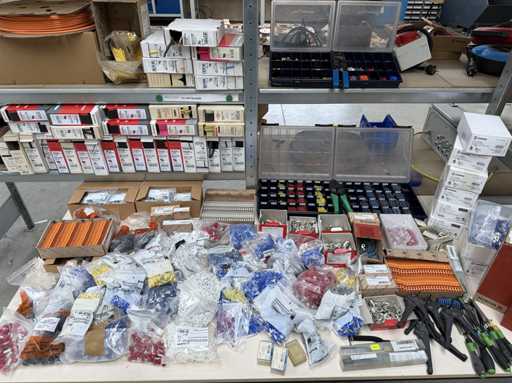   Sortiment an Elektromontagematerialien