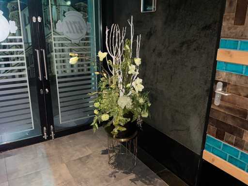 Vaas met decoratie bloemen