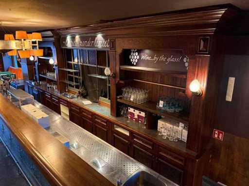 Houten cafe barachterwand