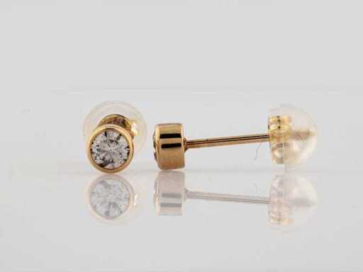 18 KT Yellow gold Earring With Natural Diamond