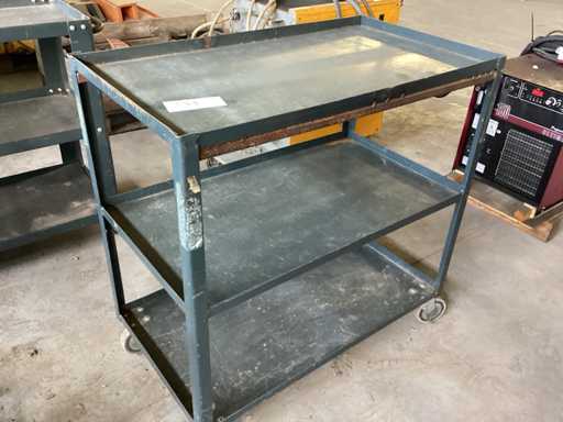 Carrello a ripiani con ruote