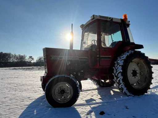 International 845 XL tractor