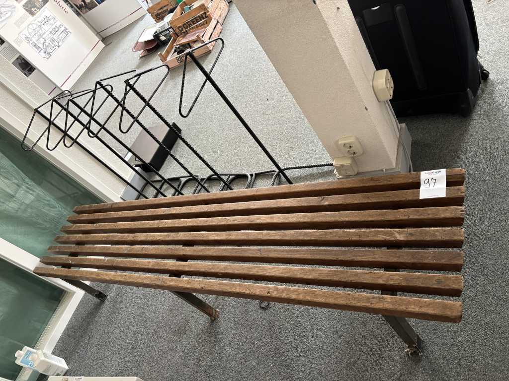 Drewniana ławka w stylu vintage