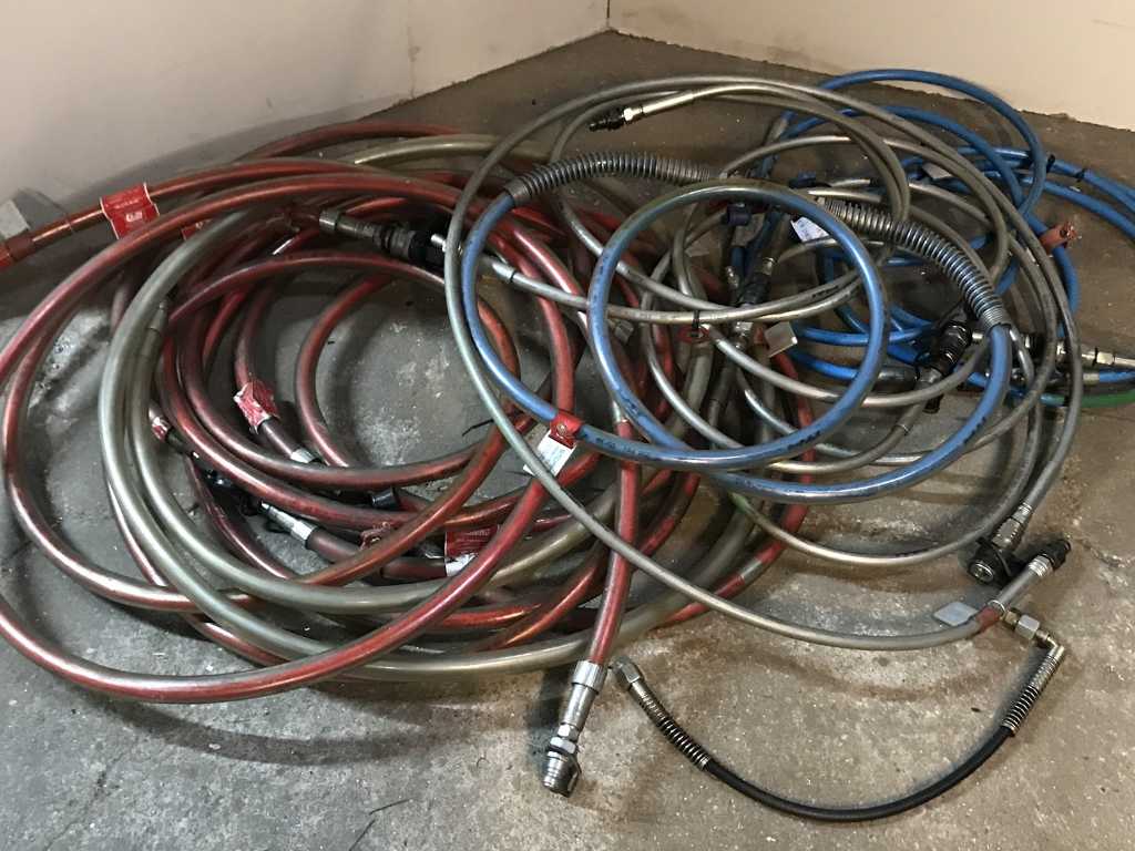Batch with various hydraulic hoses, with quick couplings