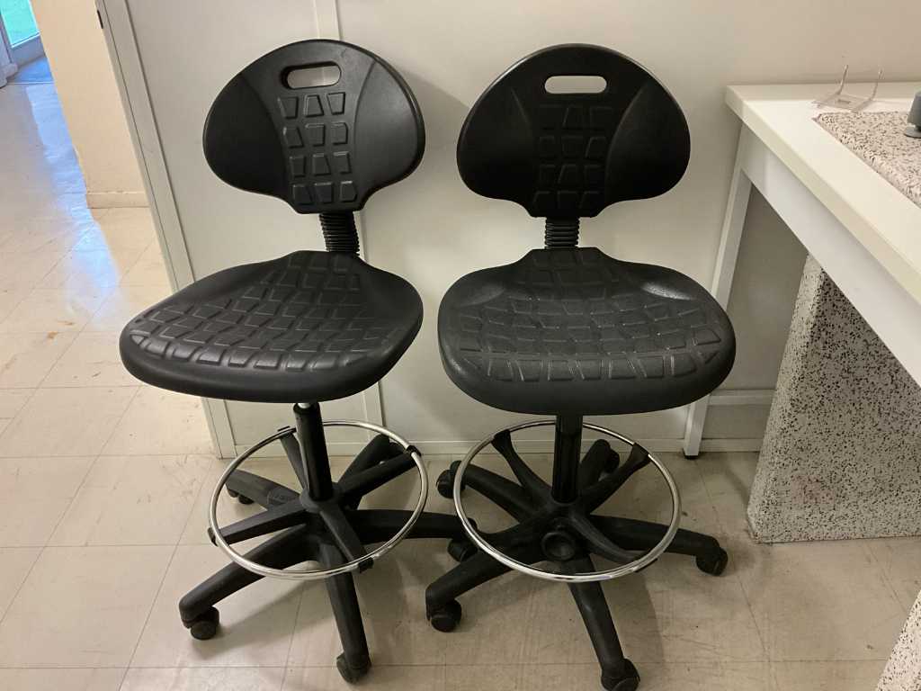 Laboratory chair with castors (2x)