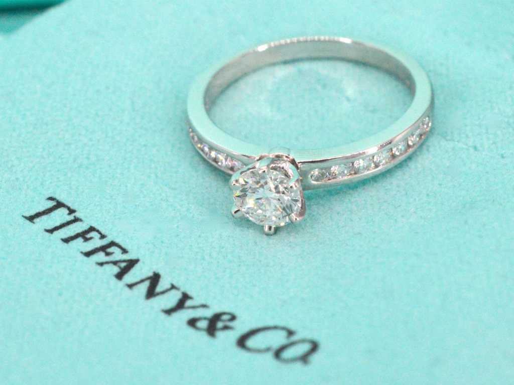 Bague Tiffany & Co en platine avec un diamant de 0,51 carat.