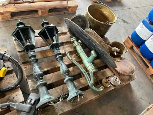 Batch of various garden accessories