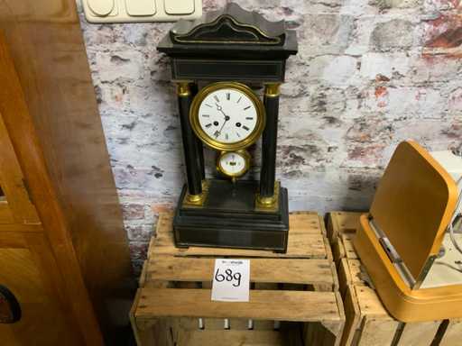 Ceas vechi cu șemineu