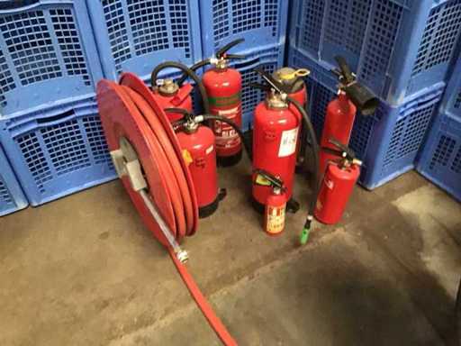 Diverse brandblussers en 1 brandhaspel (8x), werking onbekend