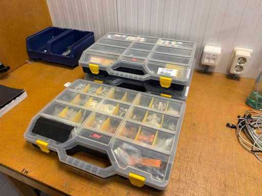 Charge von Gehäusen mit Montagematerial