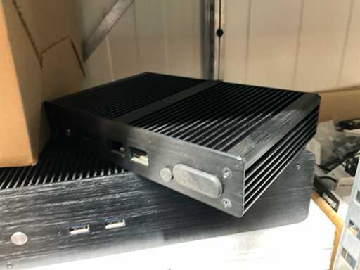 Charge von Computergehäusen