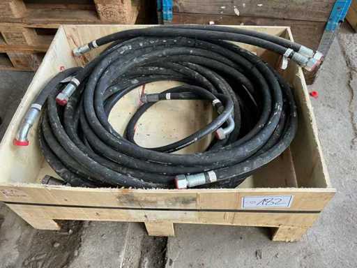 Skrzynia paletowa z wężami hydraulicznymi