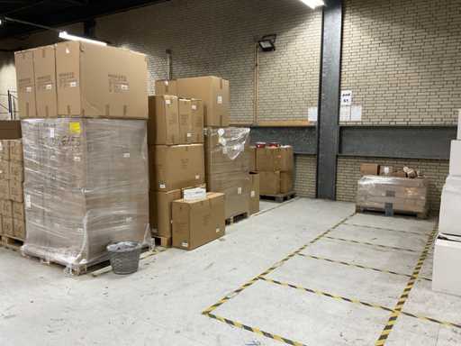Glazen potten, zinken deco schaal, Boekethouders, houten plantenbak en mand