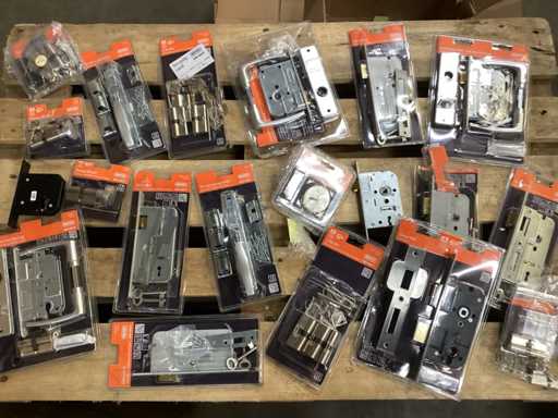 NEMEF miesza wiele ró?nych zamków i wk?adek b?benkowych