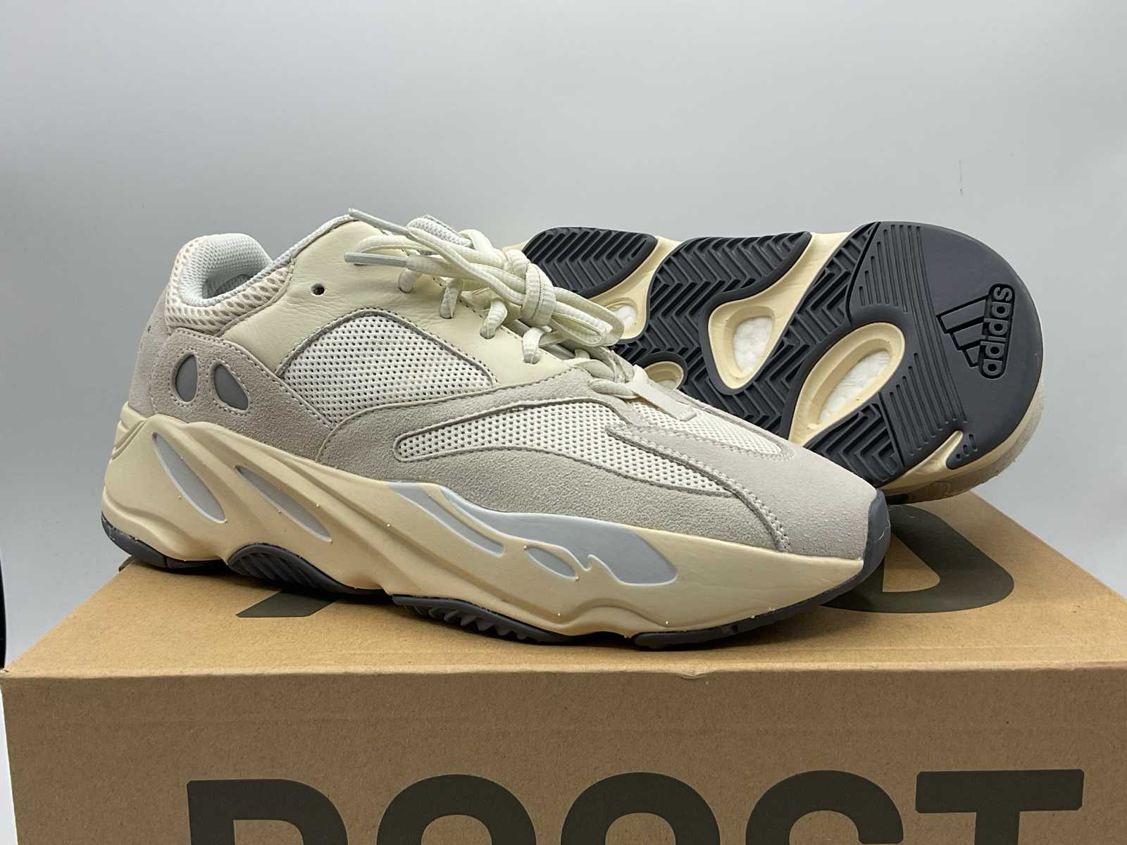 yeezy 700 v2 analog