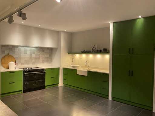 MK Regina Rechtopgestelde 2-delige showroomkeuken met kastenwand