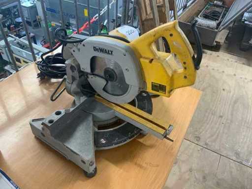 Fierăstrău circular DeWalt DW701 pentru tăiere transversală