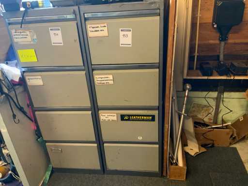 Armadio in acciaio a 4 cassetti con militaria