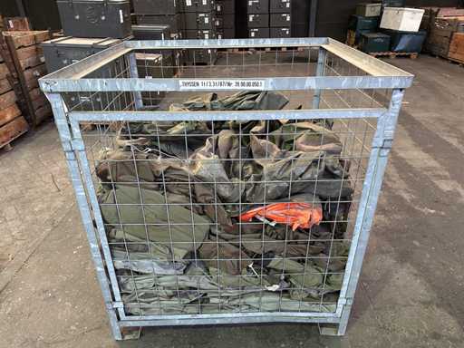 Charge verschiedener Armeebekleidung