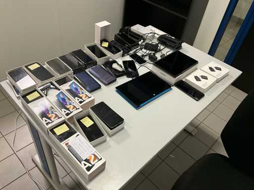 Zestaw 22 smartfonów i 2 tabletów