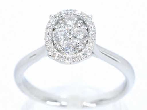 Bague en or blanc avec ovale serti de diamants