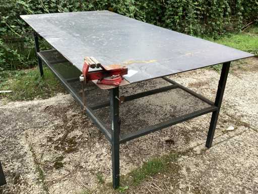 Banco di lavoro in ferro con morsa