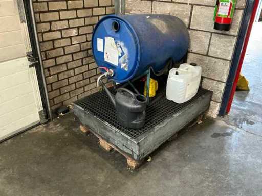 Lekbak met aangebroken vat screenwash