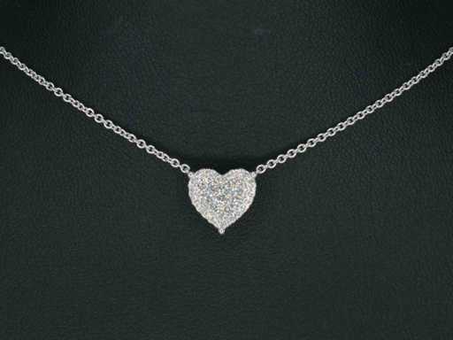 pendentif et collier en forme de cœur en or blanc avec diamants